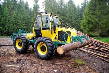 Speciální lesnický kolový traktor - "Lakatoš"