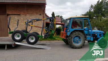 Klanicový vyvážecí vlek FARMA CT 3,8-6 a traktor Zetor