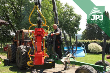 Předání a instalace vyvážecího vleku FARMA CT 6,3-9 vybaveného kácecí hlavicí Naarva S23C zákazníkovi za LKT 80