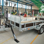 Silniční speciál JPJ Forest - přívěs Vezeko s hydraulickou rukou