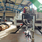 Silniční speciál JPJ Forest - přívěs Vezeko s hydraulickou rukou VJ