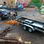 Přívěs Vezeko s hydraulickou rukou Vahva Jussi a kulatinovým drapákem JPJ Forest